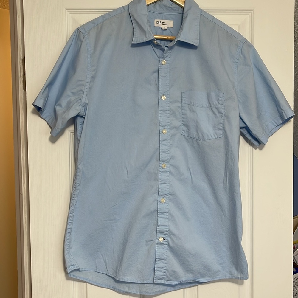 Men’s Gap shirt